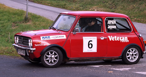 Jeppe Jepsen og Preben Jepsen, nevø og onkel, kører deres første Monte i en BMC Mini 1275 GT. Her runder de et sving i Stjerneløbet i Jylland for tre måneder siden.